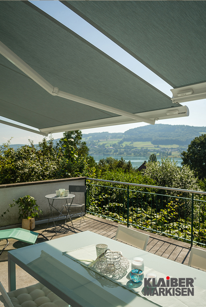 Model wearing plain white basic tee.